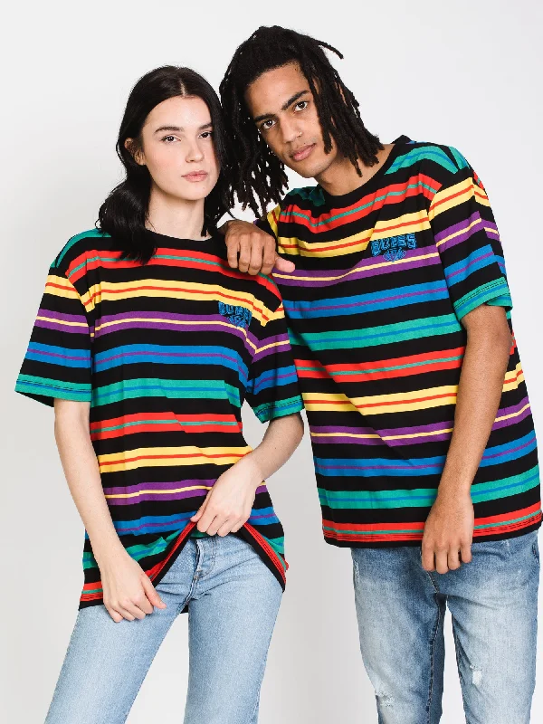 GUESS UNISEX HORIZONTAL STRIANGLE LOGOPE SHORT SLEEVE TEE  - CLEARANCE Zippered Front Buttoned Front Snap Front